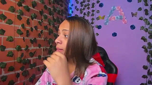 yumi hanna online show from 10/26/25, 04:24