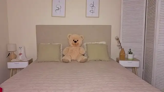 Little mia   online show from 11/24/25, 10:32