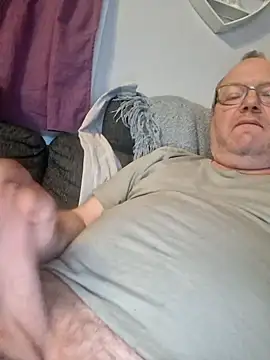Snapshot of pettson72 chatting on 04/21/26, 08:37 pettson72 online show from 04/21/26, 08:37