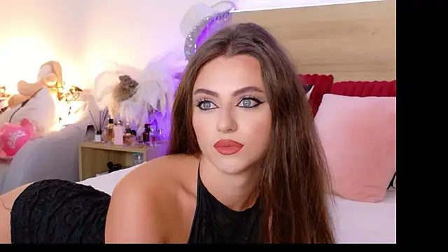 Snapshot of Sienna_Voss chatting on 12/17/25, 08:14 Sienna Voss online show from 12/17/25, 08:14