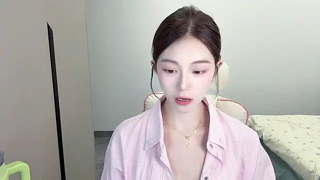 Snapshot of Cookie-oo chatting on 10/08/25, 12:17 Cookie-oo online show from 10/08/25, 12:17