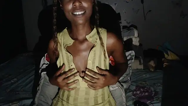 Snapshot of blueyXxX chatting on 10/01/25, 10:24 blueyXxX online show from 10/01/25, 10:24