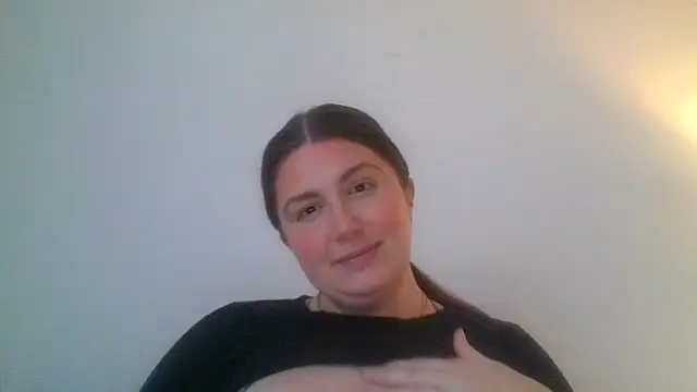 Snapshot of CherryJuneExperience chatting on 12/19/25, 02:30 CherryJuneExperience online show from 12/19/25, 02:30