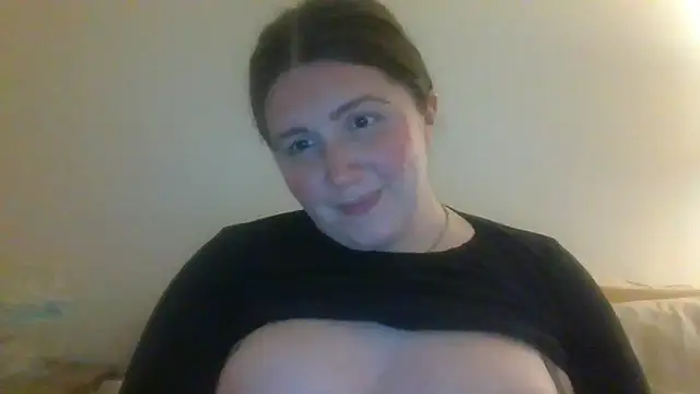 Snapshot of CherryJuneExperience chatting on 12/15/25, 01:11 CherryJuneExperience online show from 12/15/25, 01:11