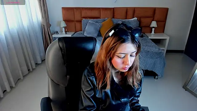 Snapshot of Catti_Brie chatting on 10/23/25, 11:42 Catti Brie online show from 10/23/25, 11:42