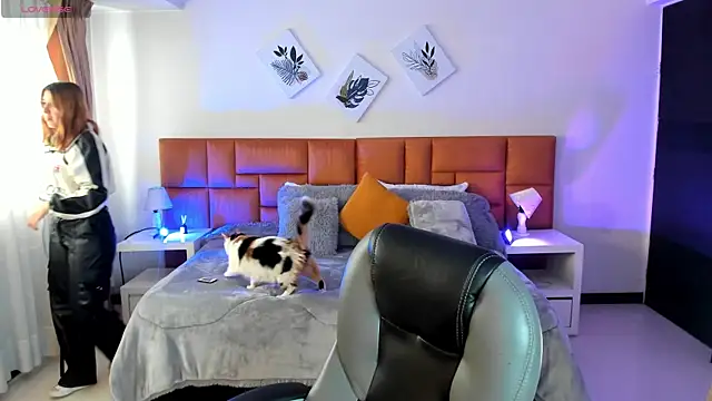 Snapshot of Catti_Brie chatting on 11/10/25, 11:48 Catti Brie online show from 11/10/25, 11:48