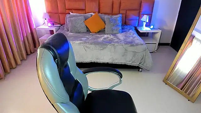 Snapshot of Catti_Brie chatting on 11/13/25, 11:47 Catti Brie online show from 11/13/25, 11:47