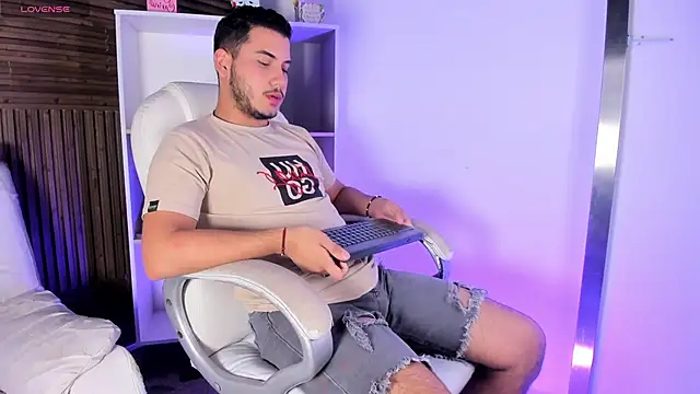 Axel grey  online show from 11/12/25, 12:20