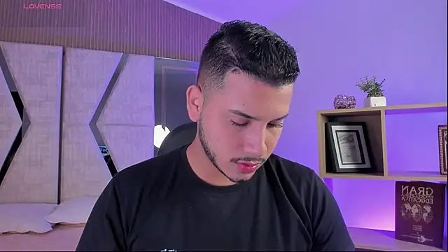 Snapshot of Axel_grey_ chatting on 04/28/26, 12:42 Axel grey online show from 04/28/26, 12:42