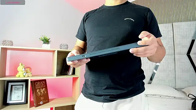 Axel grey  online show from 04/04/26, 12:45