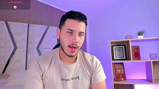 Snapshot of Axel_grey_ chatting on 04/18/26, 07:07 Axel grey online show from 04/18/26, 07:07