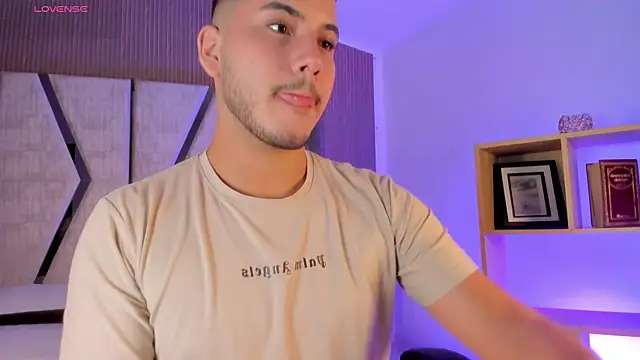 Snapshot of Axel_grey_ chatting on 05/29/26, 12:11 Axel grey online show from 05/29/26, 12:11