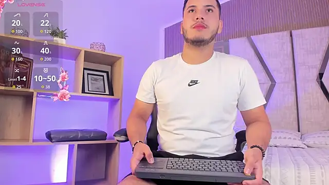 Snapshot of Axel_grey_ chatting on 06/23/26, 12:58 Axel grey online show from 06/23/26, 12:58