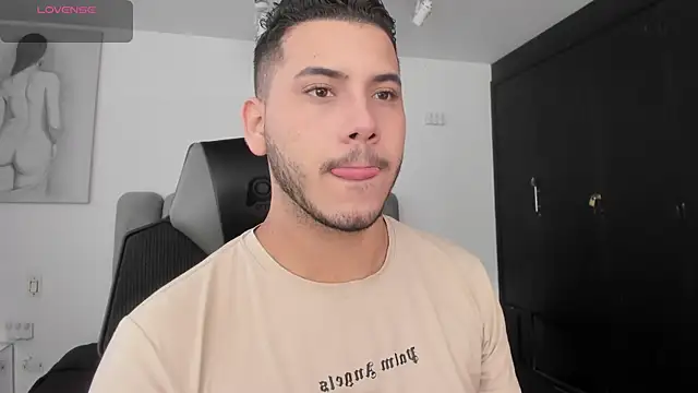 Snapshot of Axel_grey_ chatting on 07/12/26, 12:50 Axel grey online show from 07/12/26, 12:50