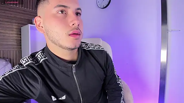 Axel grey  online show from 10/17/25, 12:18