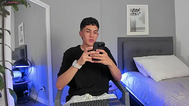 Snapshot of Tylerffoxx chatting on 10/06/25, 10:43 Tylerffoxx online show from 10/06/25, 10:43