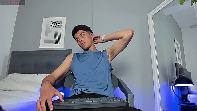 Snapshot of Tylerffoxx chatting on 09/19/25, 09:08 Tylerffoxx online show from 09/19/25, 09:08