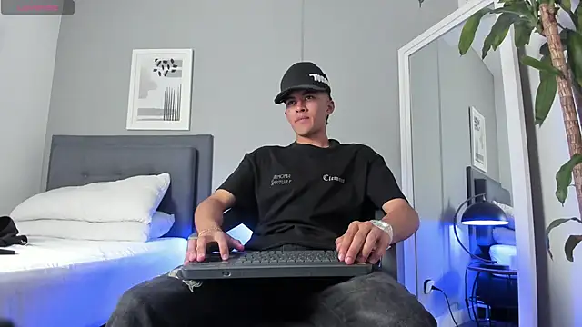 Snapshot of Tylerffoxx chatting on 09/13/25, 08:31 Tylerffoxx online show from 09/13/25, 08:31