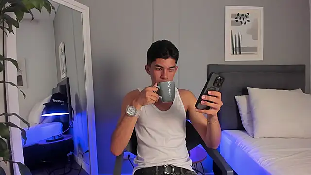 Snapshot of Tylerffoxx chatting on 10/12/25, 08:43 Tylerffoxx online show from 10/12/25, 08:43