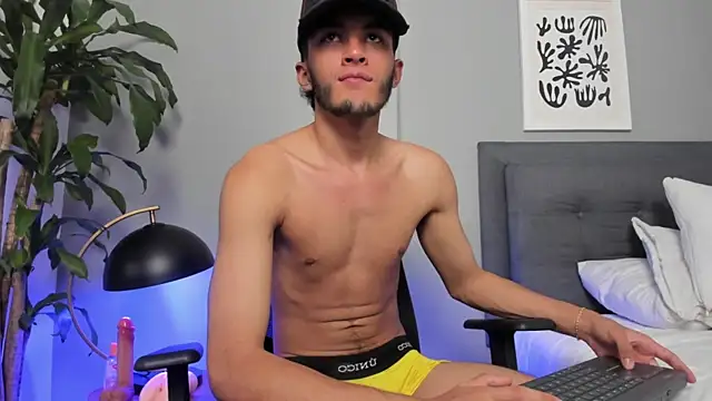 Snapshot of Tylerffoxx chatting on 07/04/26, 10:58 Tylerffoxx online show from 07/04/26, 10:58