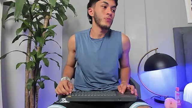 Snapshot of Tylerffoxx chatting on 07/14/26, 10:27 Tylerffoxx online show from 07/14/26, 10:27