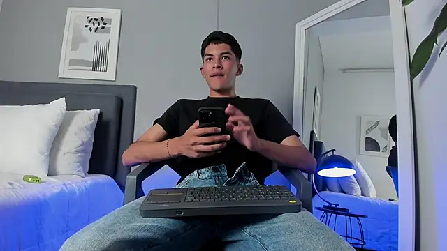 Snapshot of Tylerffoxx chatting on 09/09/25, 07:34 Tylerffoxx online show from 09/09/25, 07:34