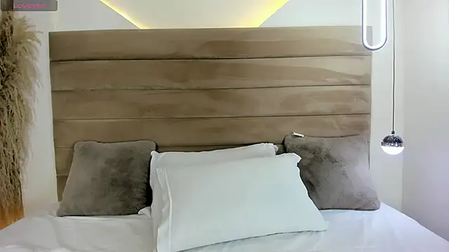 CarolineLee  online show from 10/01/25, 10:46