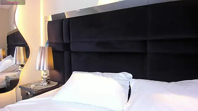 Snapshot of CarolineLee_ chatting on 04/23/26, 10:44 CarolineLee online show from 04/23/26, 10:44