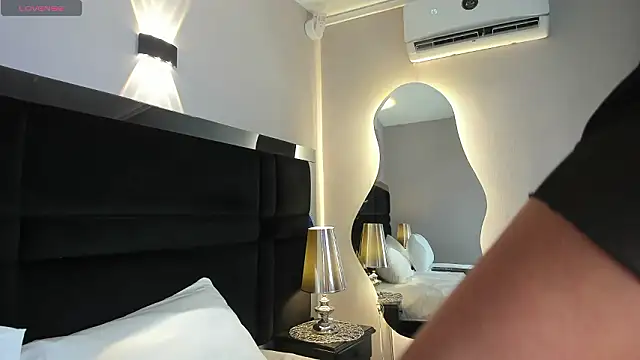 CarolineLee  online show from 02/04/26, 10:49