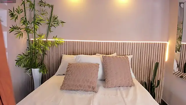 CarolineLee  online show from 11/11/25, 10:58