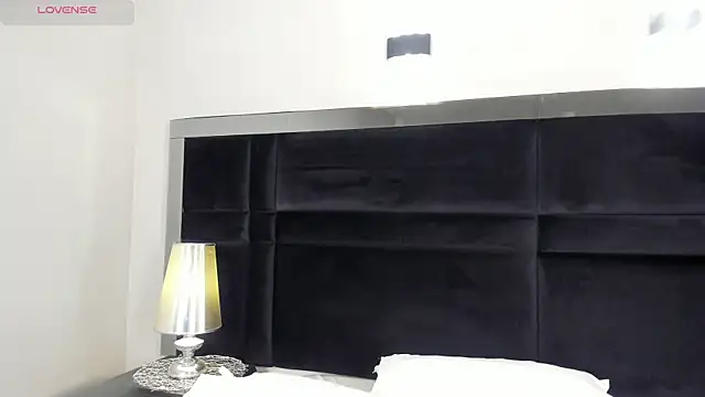 CarolineLee  online show from 04/07/26, 10:33