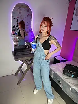 Snapshot of Alysson_LS chatting on 09/30/25, 01:44 Alysson LS online show from 09/30/25, 01:44