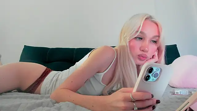 cuteleraay online show from 09/17/25, 08:33