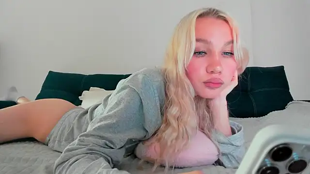 cuteleraay online show from 10/08/25, 08:53