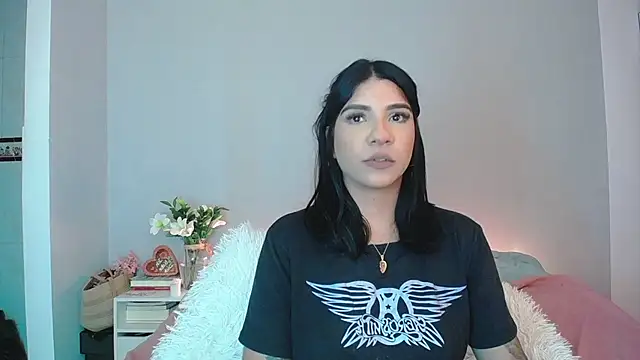 Laura-angeel online show from 11/24/25, 07:03