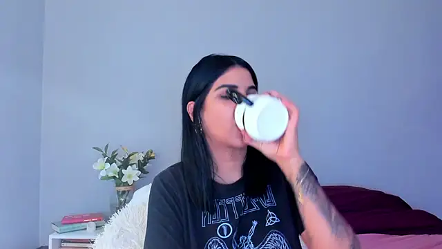 Laura-angeel online show from 11/29/25, 07:03