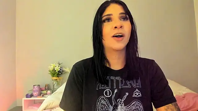 Laura-angeel online show from 12/20/25, 05:27