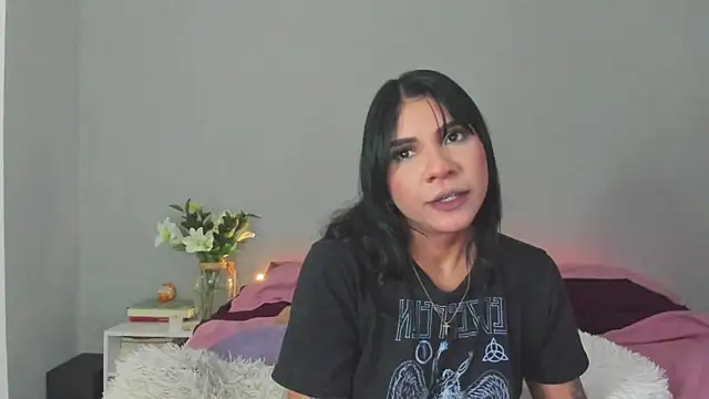 Laura-angeel online show from 11/26/25, 07:58