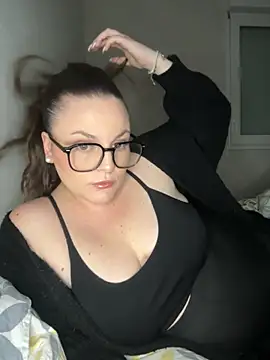 Snapshot of whitequeen_xxx chatting on 10/17/25, 08:43 whitequeen xxx online show from 10/17/25, 08:43