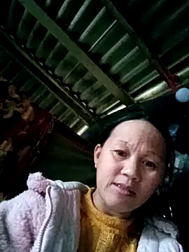 Snapshot of MaiHoa69 chatting on 11/12/25, 02:04 MaiHoa69 online show from 11/12/25, 02:04