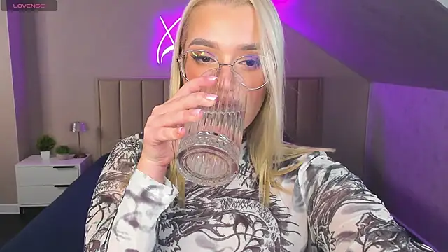 Snapshot of Vickie_Nelsson chatting on 10/16/25, 10:01 Vickie Nelsson online show from 10/16/25, 10:01