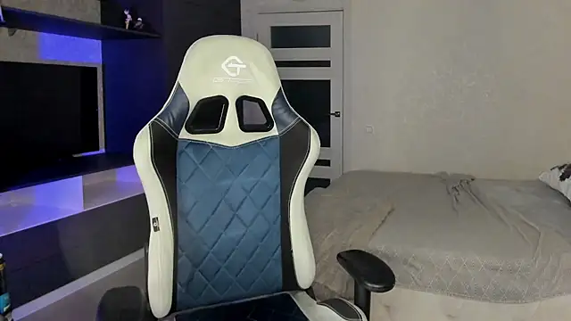 Snapshot of minadzukii chatting on 11/18/25, 06:11 minadzukii online show from 11/18/25, 06:11