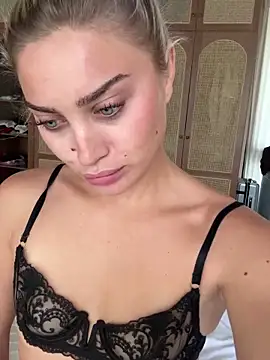 Snapshot of auriangel chatting on 12/14/25, 04:29 auriangel online show from 12/14/25, 04:29