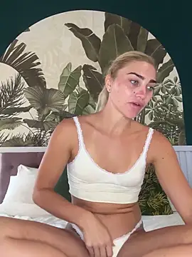 Snapshot of auriangel chatting on 09/25/25, 12:27 auriangel online show from 09/25/25, 12:27