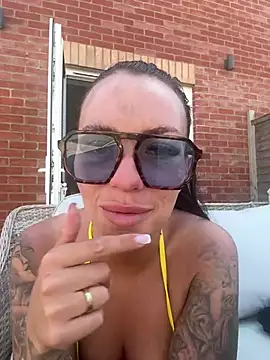 Snapshot of BELLABLACKXUK chatting on 06/19/26, 12:33 BELLABLACKXUK online show from 06/19/26, 12:33