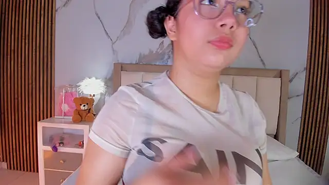 Snapshot of LunaRosse_ chatting on 06/19/26, 11:27 LunaRosse online show from 06/19/26, 11:27