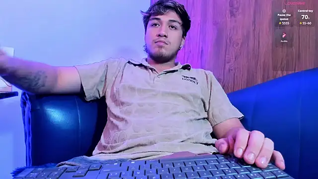 Snapshot of juanmechanic_ chatting on 05/17/26, 04:56 juanmechanic online show from 05/17/26, 04:56