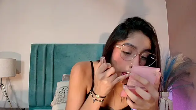 Snapshot of IvyJhons chatting on 11/05/25, 11:57 IvyJhons online show from 11/05/25, 11:57