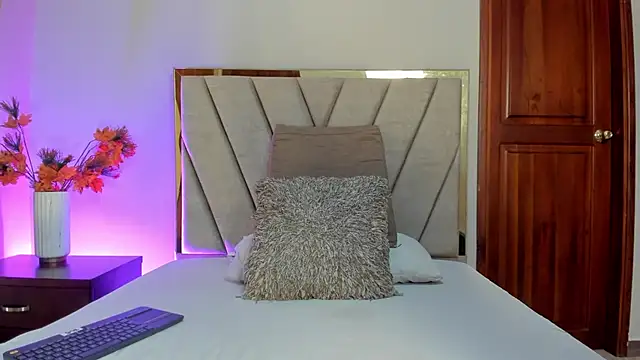 Snapshot of IvyJhons chatting on 11/07/25, 11:48 IvyJhons online show from 11/07/25, 11:48