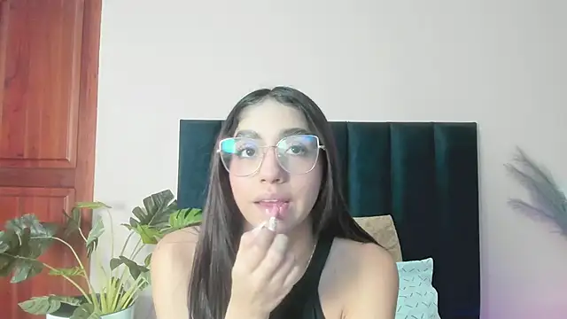 Snapshot of IvyJhons chatting on 12/16/25, 12:09 IvyJhons online show from 12/16/25, 12:09